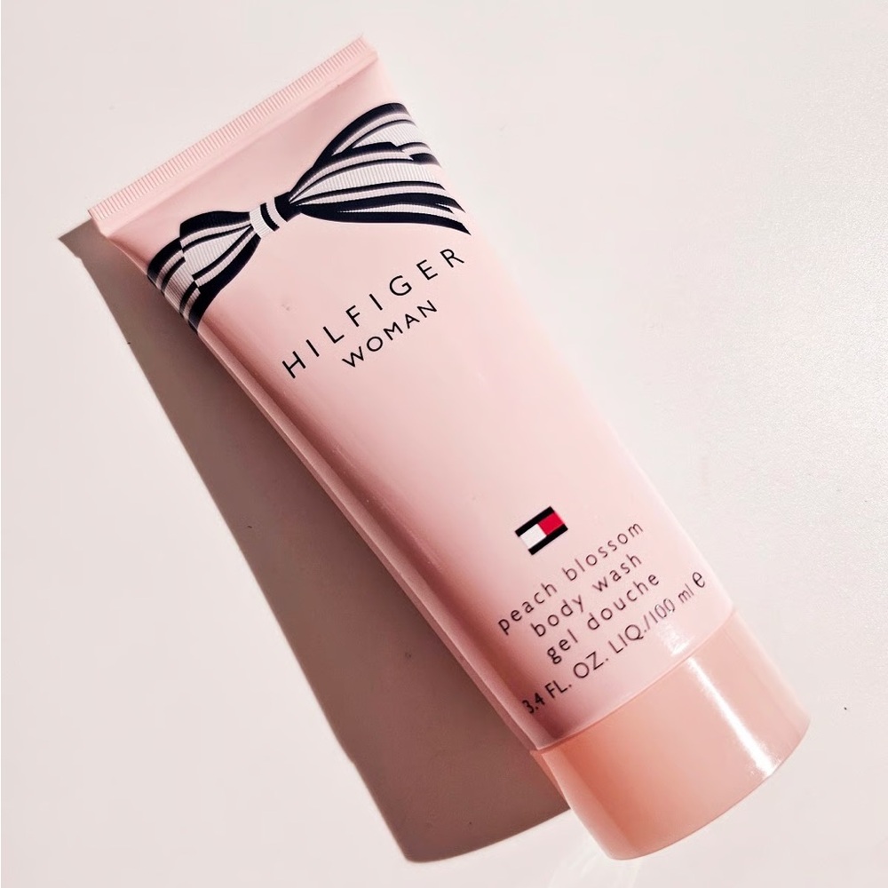 Tommy Hilfiger Woman Peach Blossom Body Wash (3.4oz).